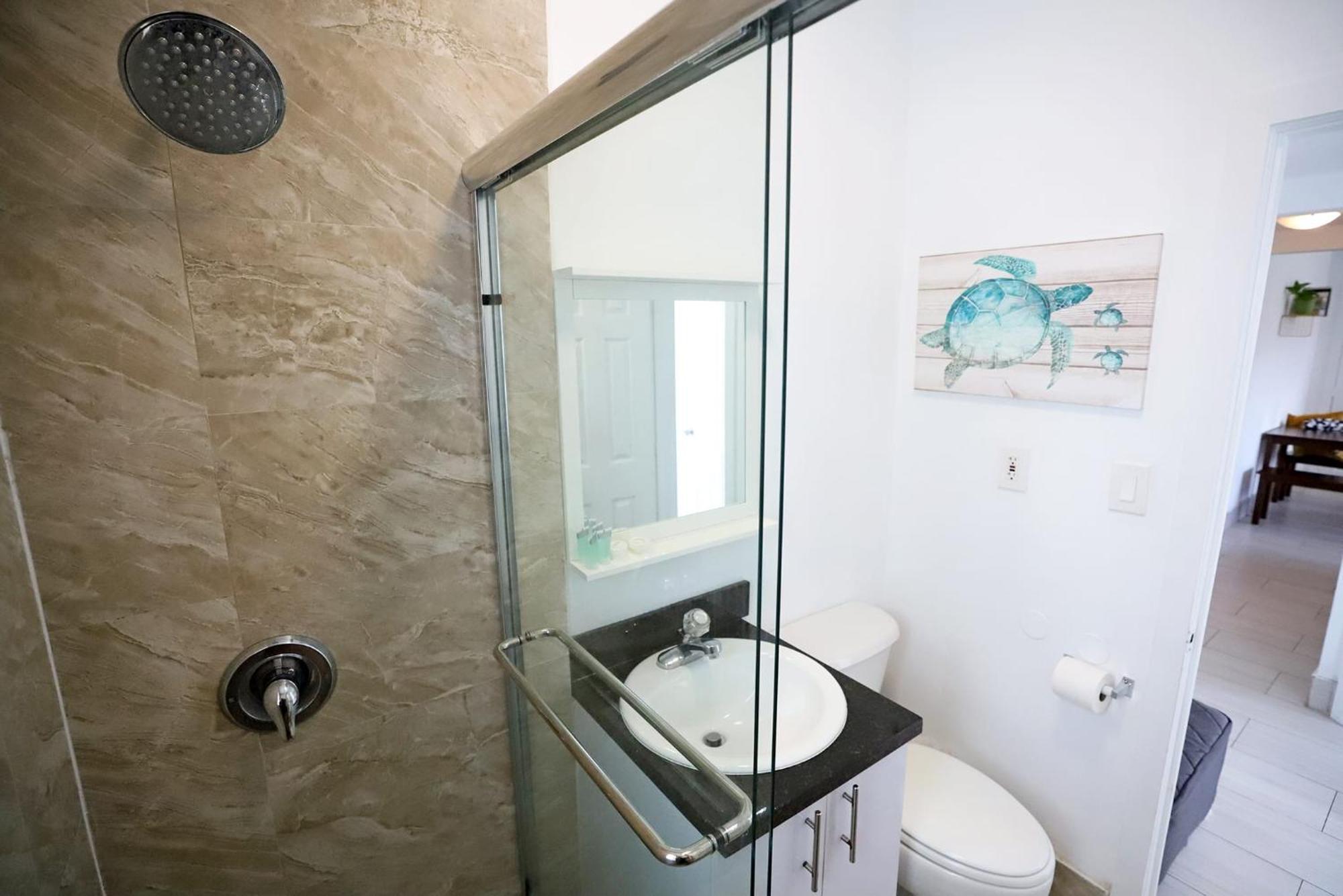 2 Bedroom Apartment 3 Minute Walk To South Beach & Ocean Drive Маямі-Біч Екстер'єр фото
